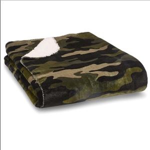 PINK Victoria's Secret Camo Sherpa Blanket